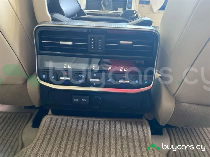 Toyota Land Cruiser 300 Белый