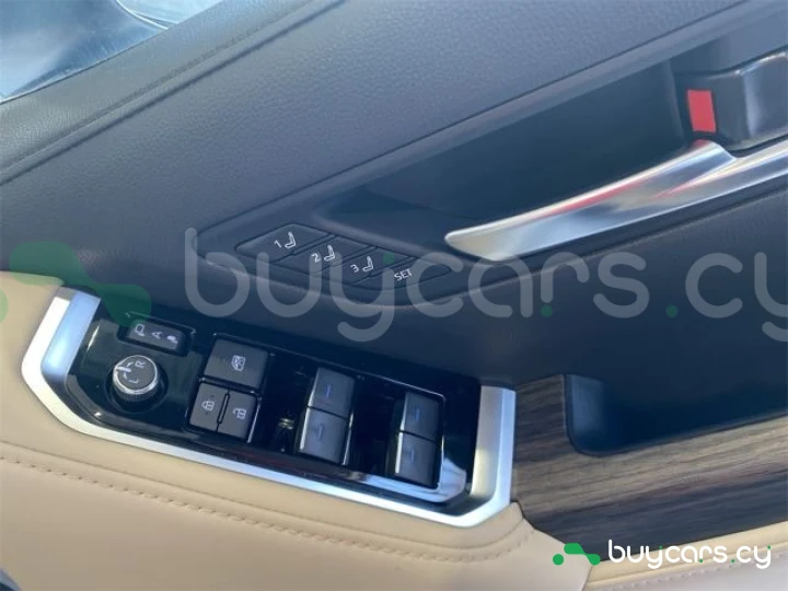 Toyota Land Cruiser 300 Белый