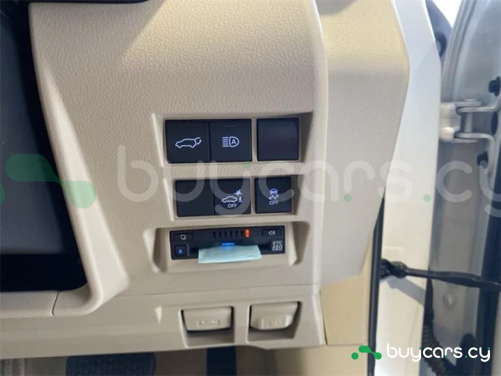 Toyota Land Cruiser 300 Белый