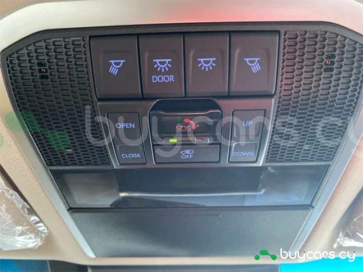 Toyota Land Cruiser 300 Белый