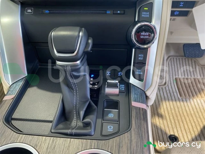 Toyota Land Cruiser 300 Белый