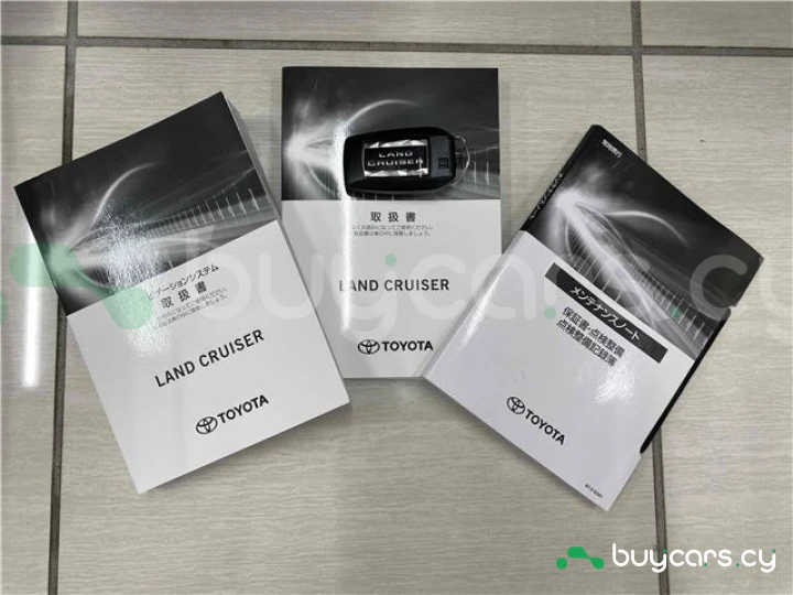 Toyota Land Cruiser 300 Белый