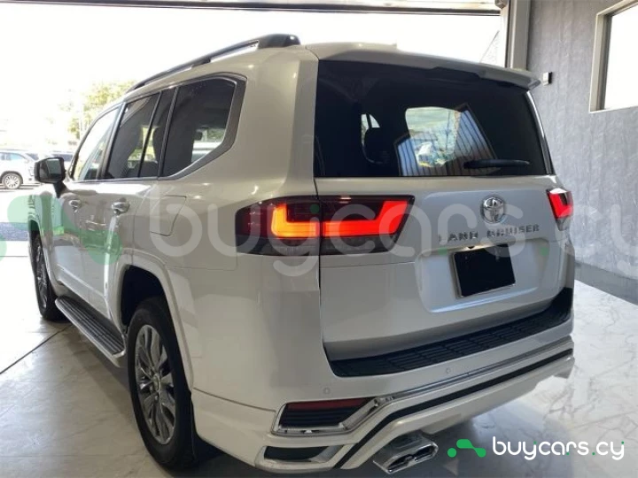 Toyota Land Cruiser 300 Белый