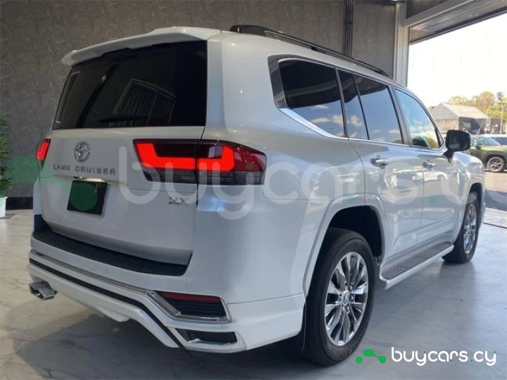 Toyota Land Cruiser 300 Белый