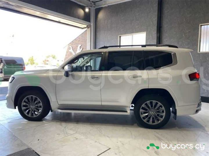 Toyota Land Cruiser 300 Белый