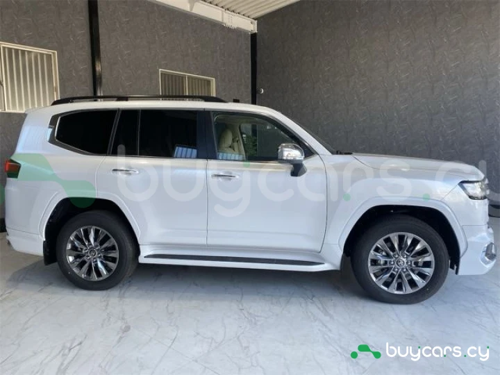 Toyota Land Cruiser 300 Белый