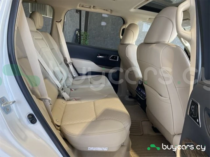Toyota Land Cruiser 300 Белый