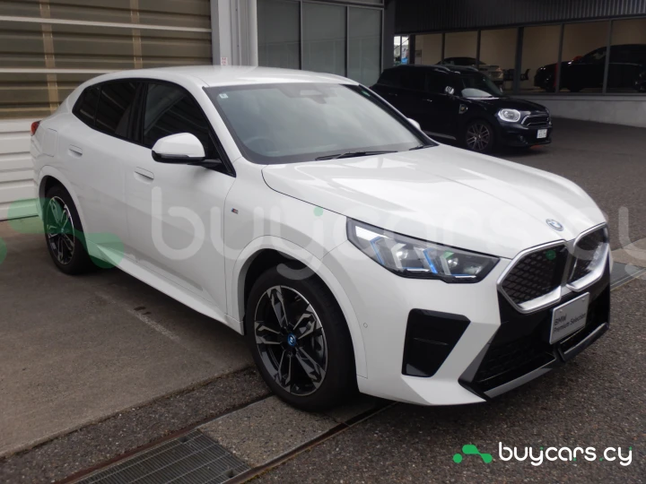 BMW iX2 Белый