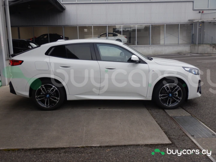 BMW iX2 Белый