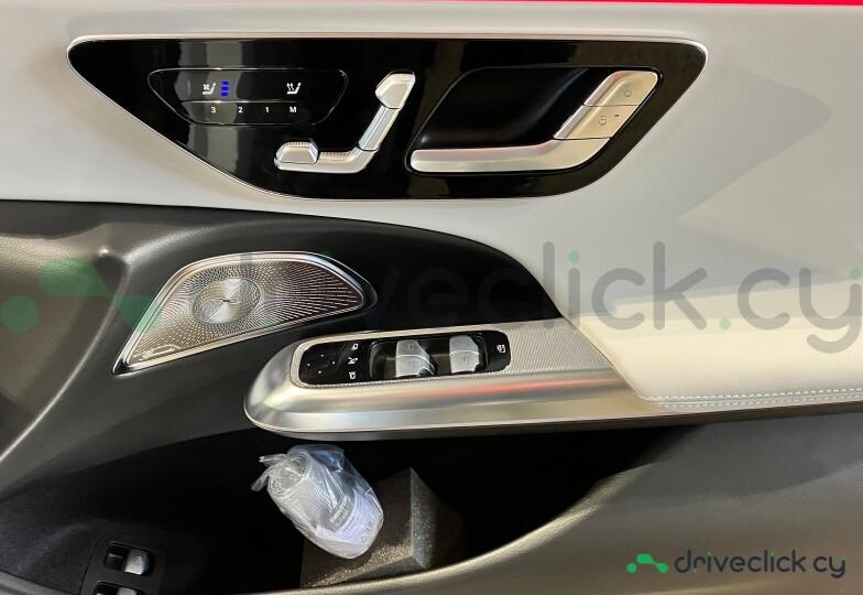 Mercedes E-class Белый
