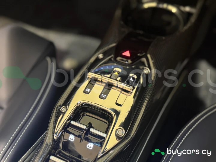 Ferrari SF90 Spider Белый