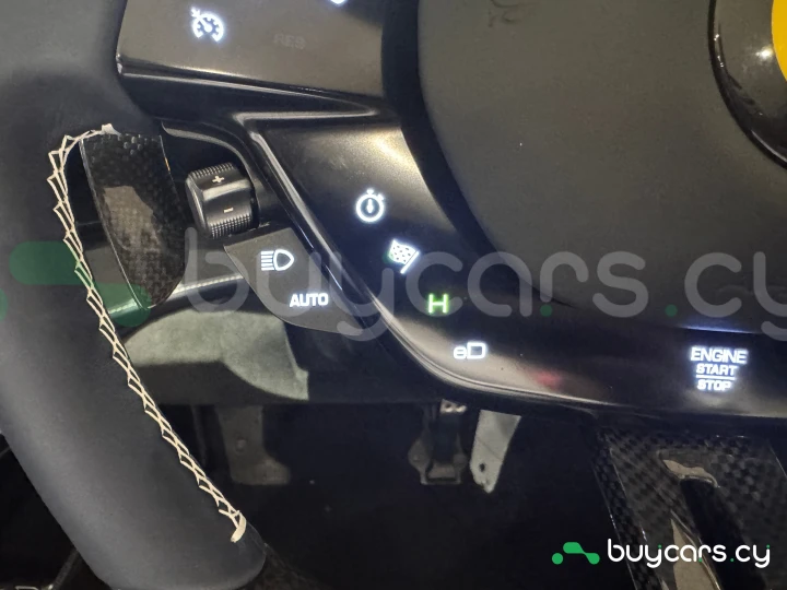 Ferrari SF90 Spider Белый