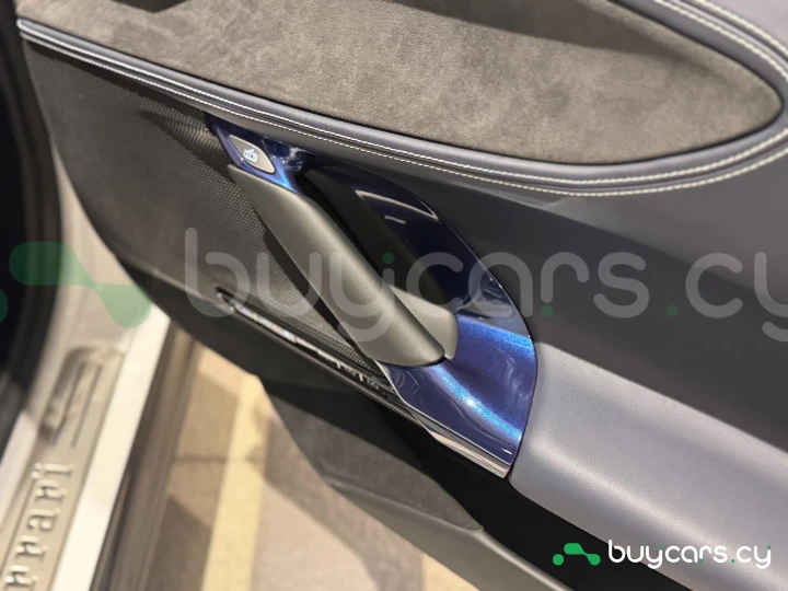 Ferrari SF90 Spider Белый