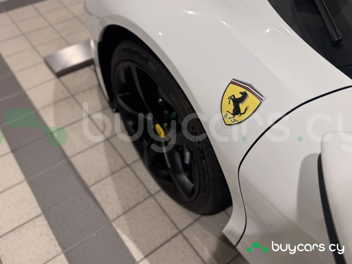 Ferrari SF90 Spider Белый