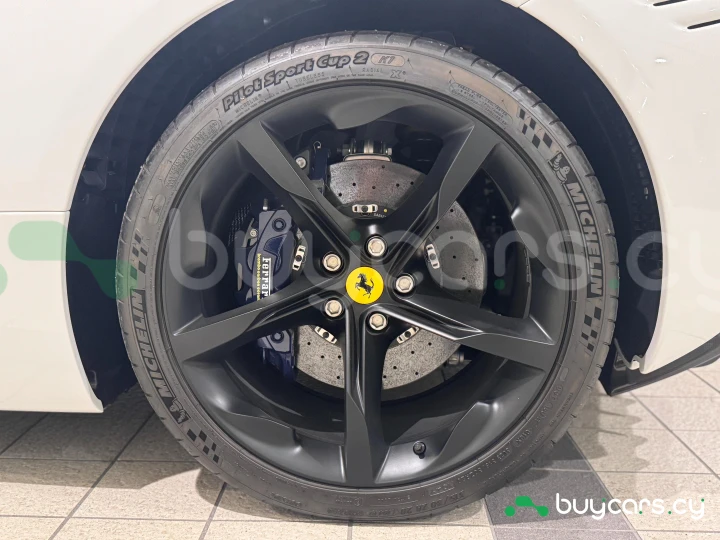 Ferrari SF90 Spider Белый