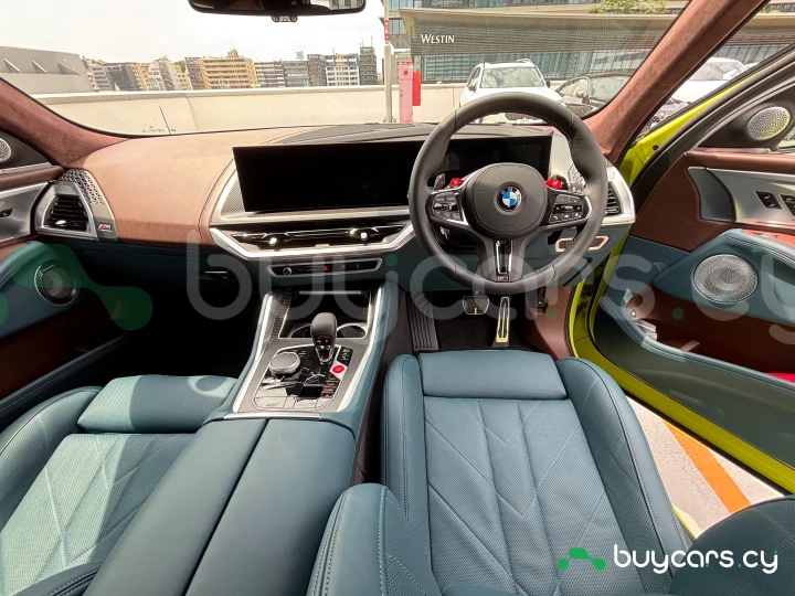 BMW XM Желтый
