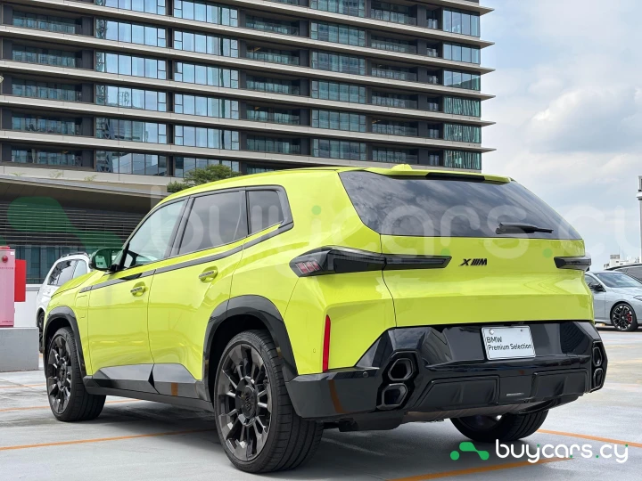 BMW XM Желтый
