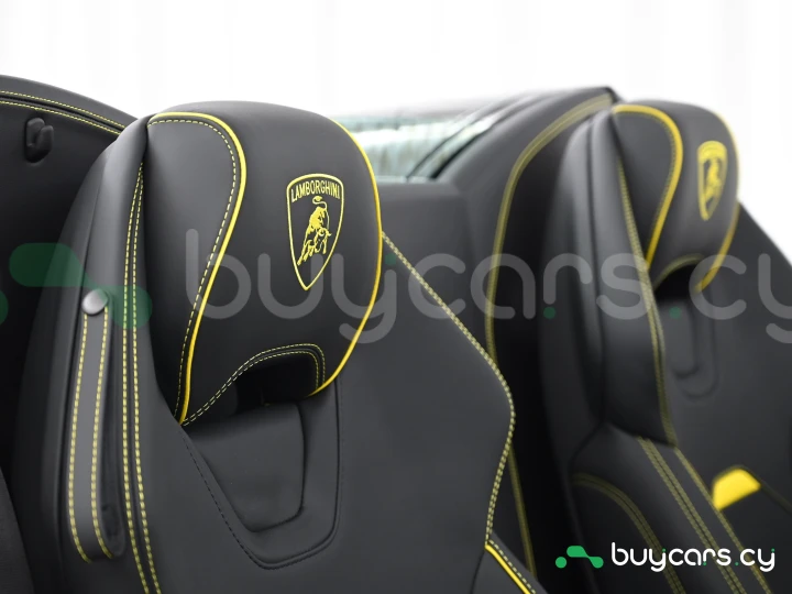 Lamborghini Huracan White