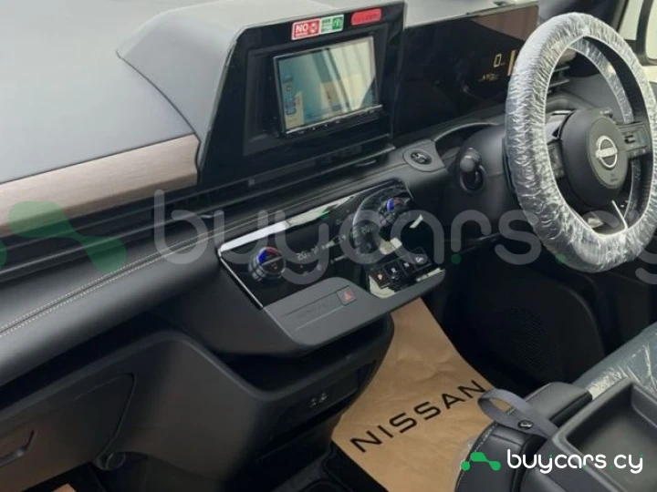 Nissan Serena Белый