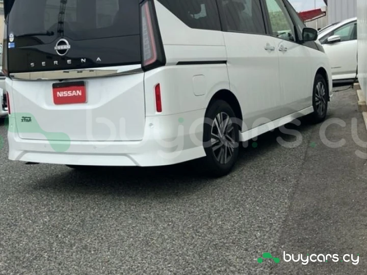 Nissan Serena Белый
