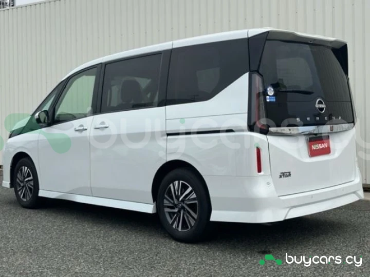 Nissan Serena Белый