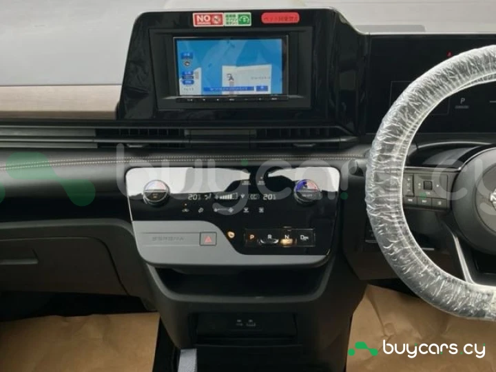 Nissan Serena Белый