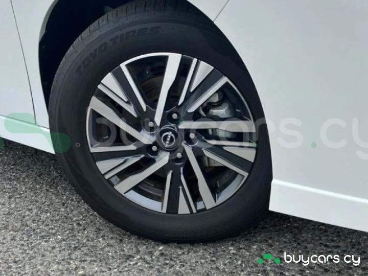 Nissan Serena Белый