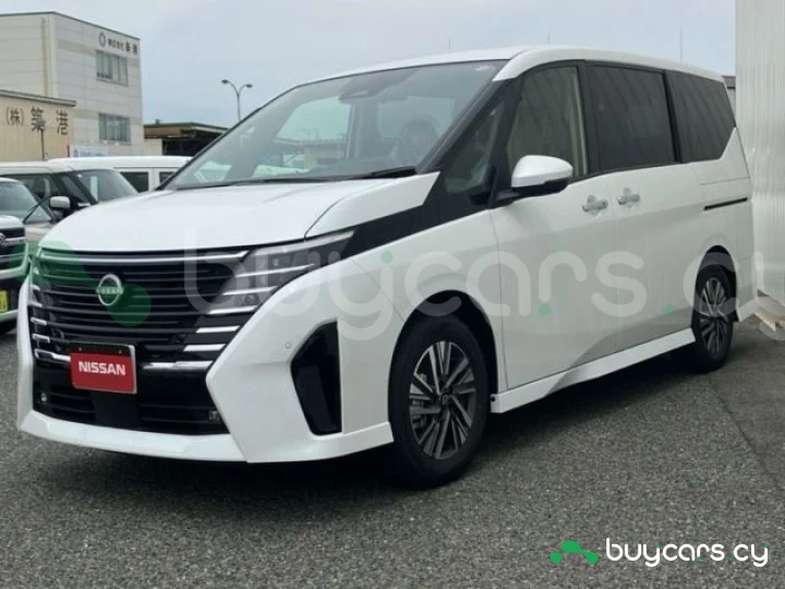 Nissan Serena Белый