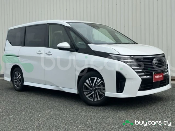 Nissan Serena Белый