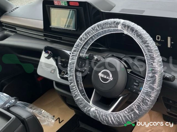 Nissan Serena Белый