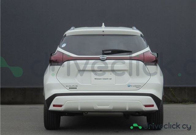 Nissan Kicks White