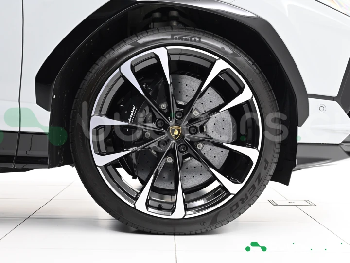 Lamborghini Urus Серый