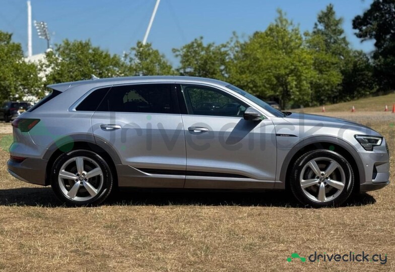 Audi e-tron Серый