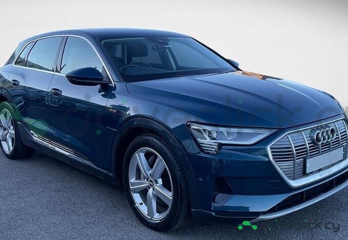 Audi e-tron Синий