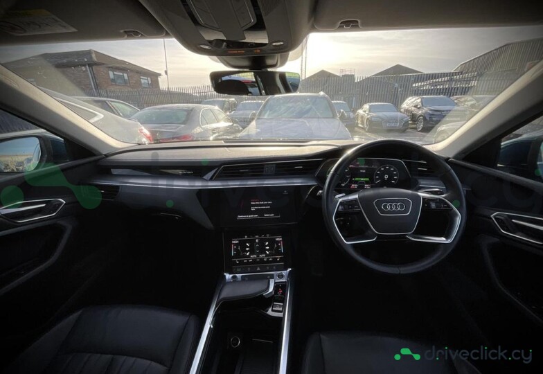 Audi e-tron Синий