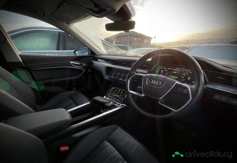 Audi e-tron Синий