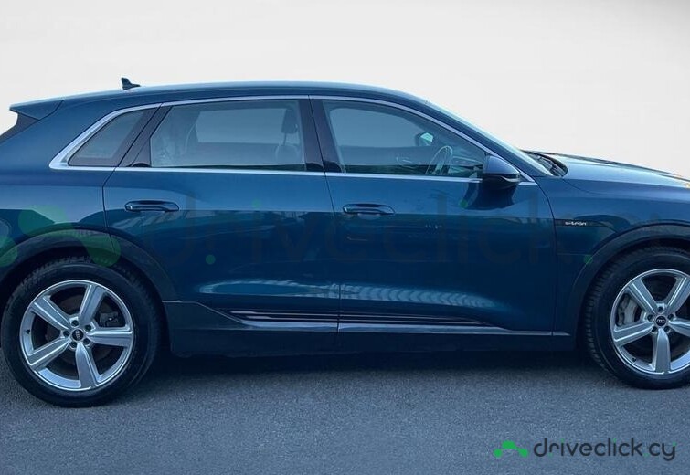 Audi e-tron Синий