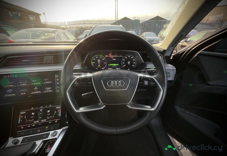 Audi e-tron Синий
