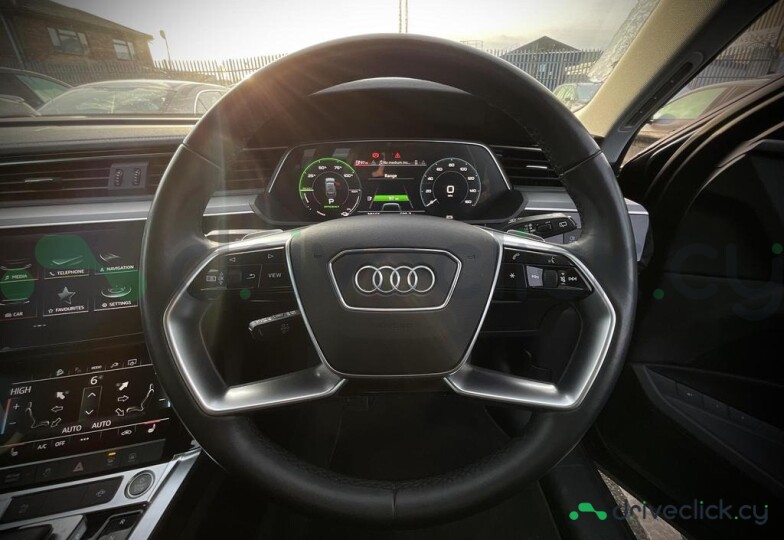 Audi e-tron Синий