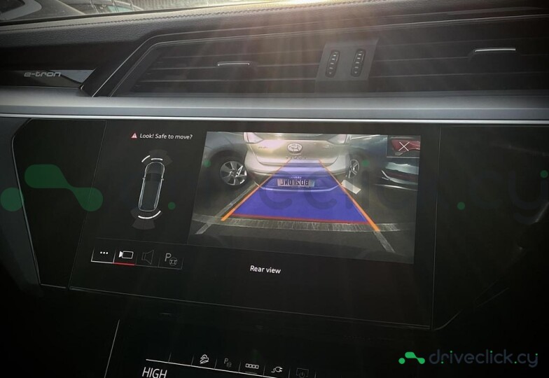 Audi e-tron Синий