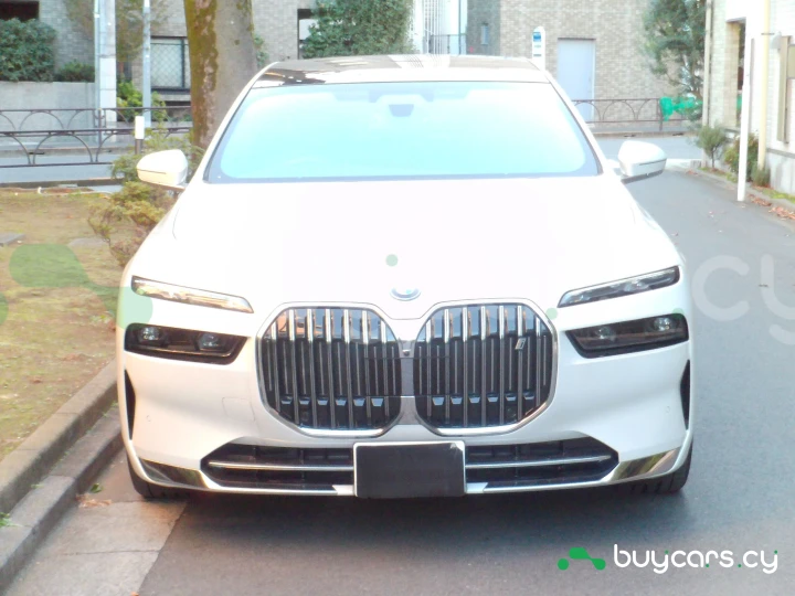 BMW i7 Белый