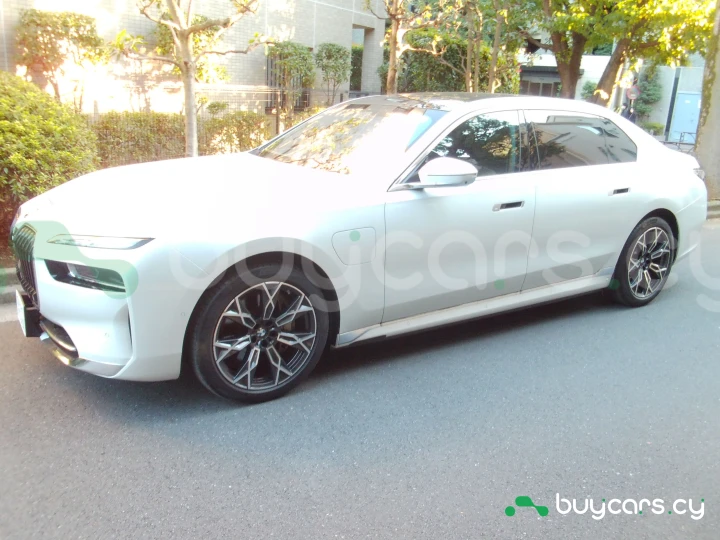 BMW i7 Белый