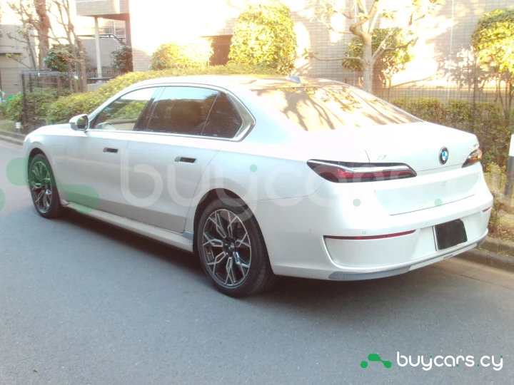 BMW i7 Белый