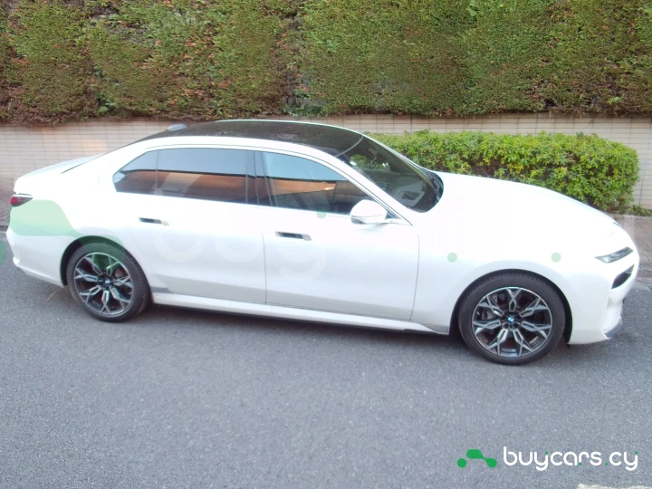 BMW i7 Белый