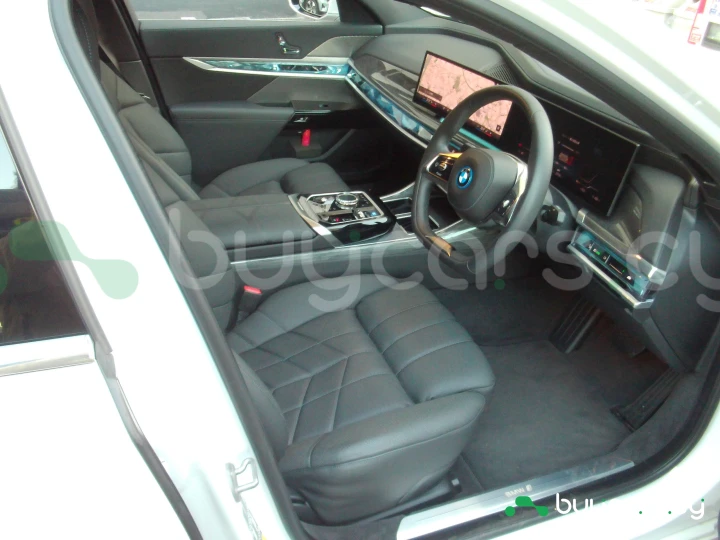 BMW i7 Белый