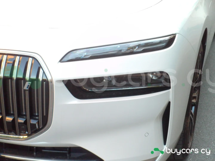 BMW i7 Белый