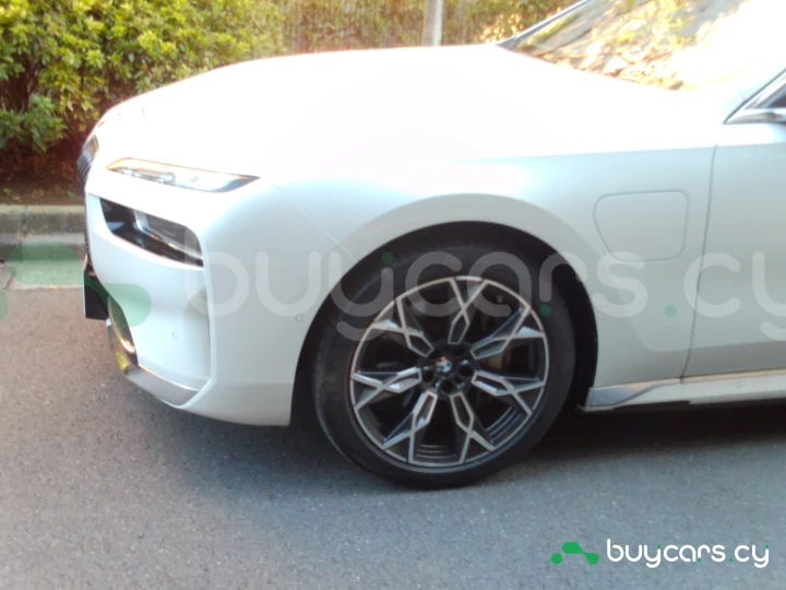 BMW i7 Белый