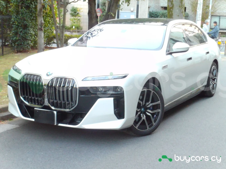 BMW i7 Белый