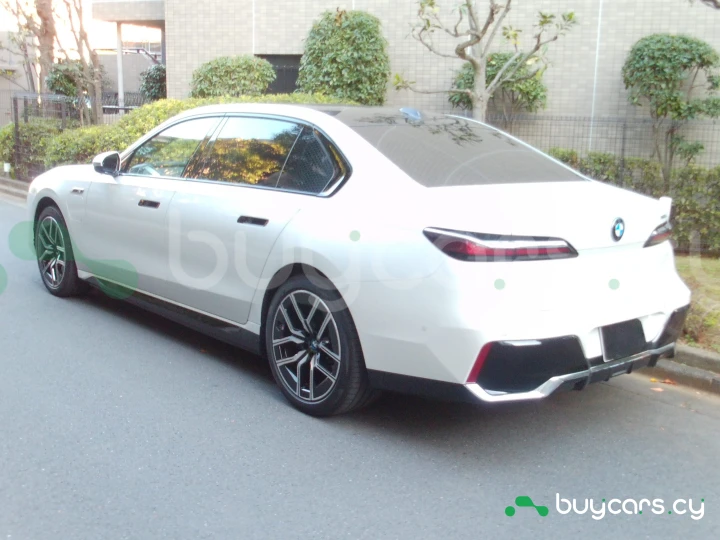 BMW i7 Белый
