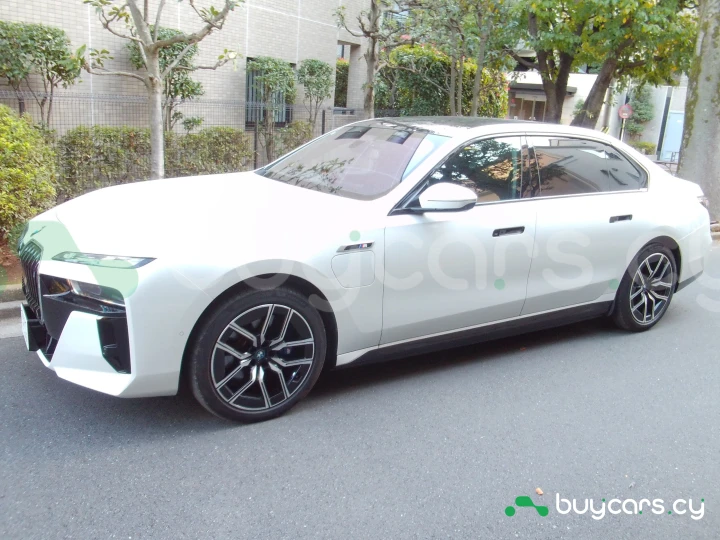 BMW i7 Белый